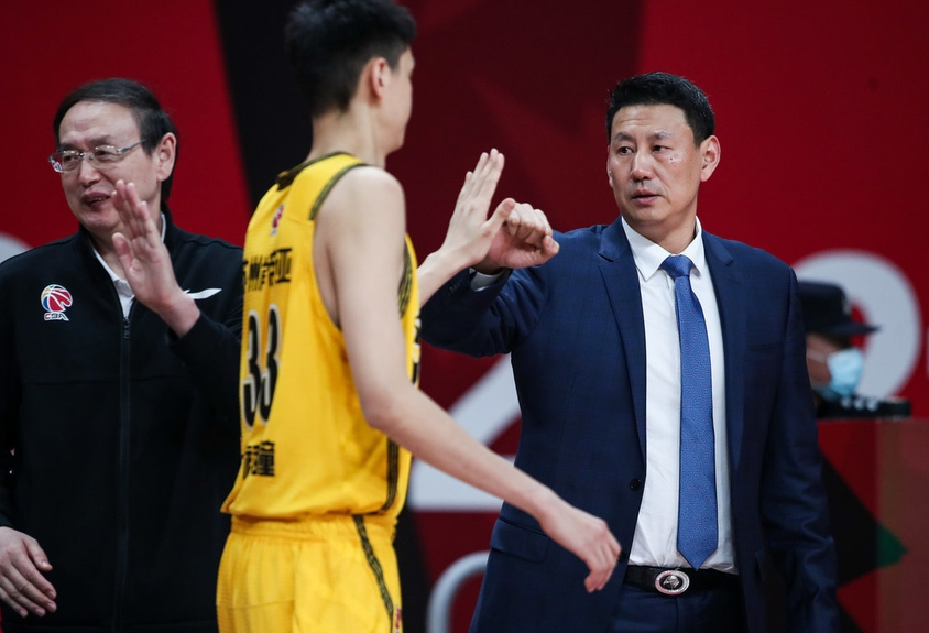 里程碑夜广东宏远再遭质疑，足总杯清晨刷纪录，悬念犹存，心理建设被强调 