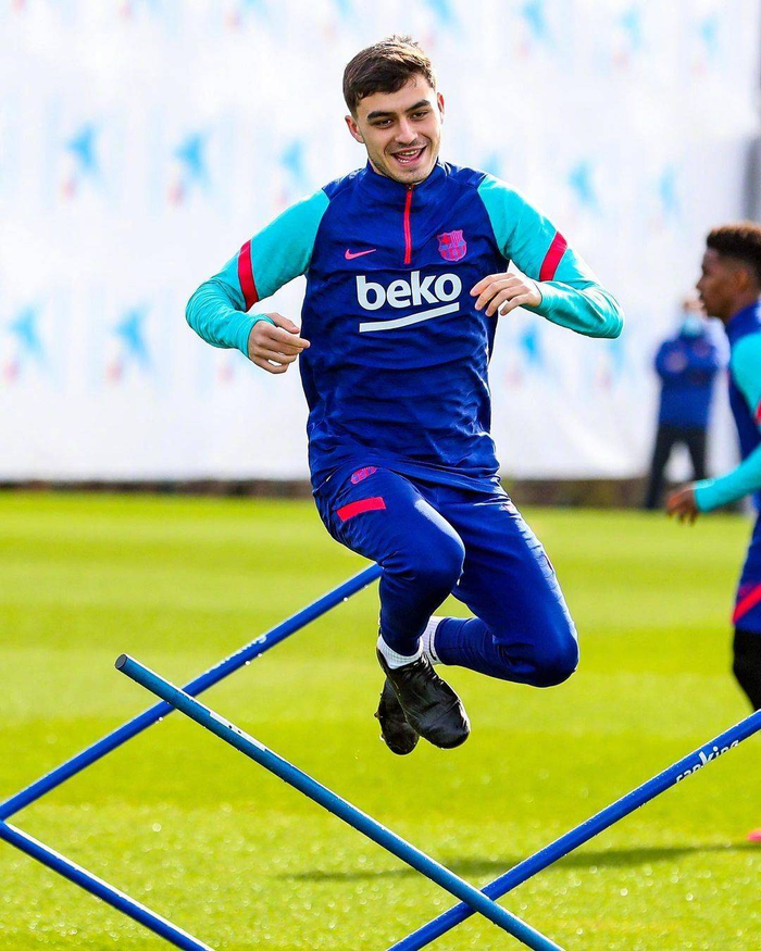 清晨体能课后；费耶诺德迎来里程碑备战国王杯；气氛紧张；训练强度明显提升的简单介绍